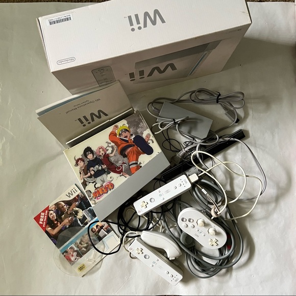 Nintendo Wii White Console (NTSC) With Extra Controller And Retro Pad